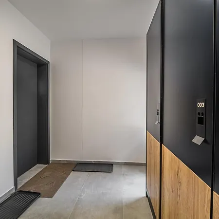 Premium Energy With Private Indoor Parking Apartment *